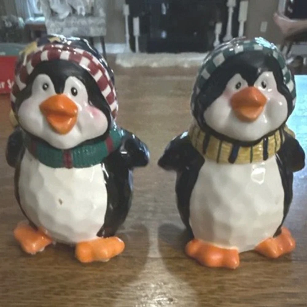 Holiday‎ Penguin Salt and Pepper Shaker Set Ceramic Winter Christmas Decor 3.5